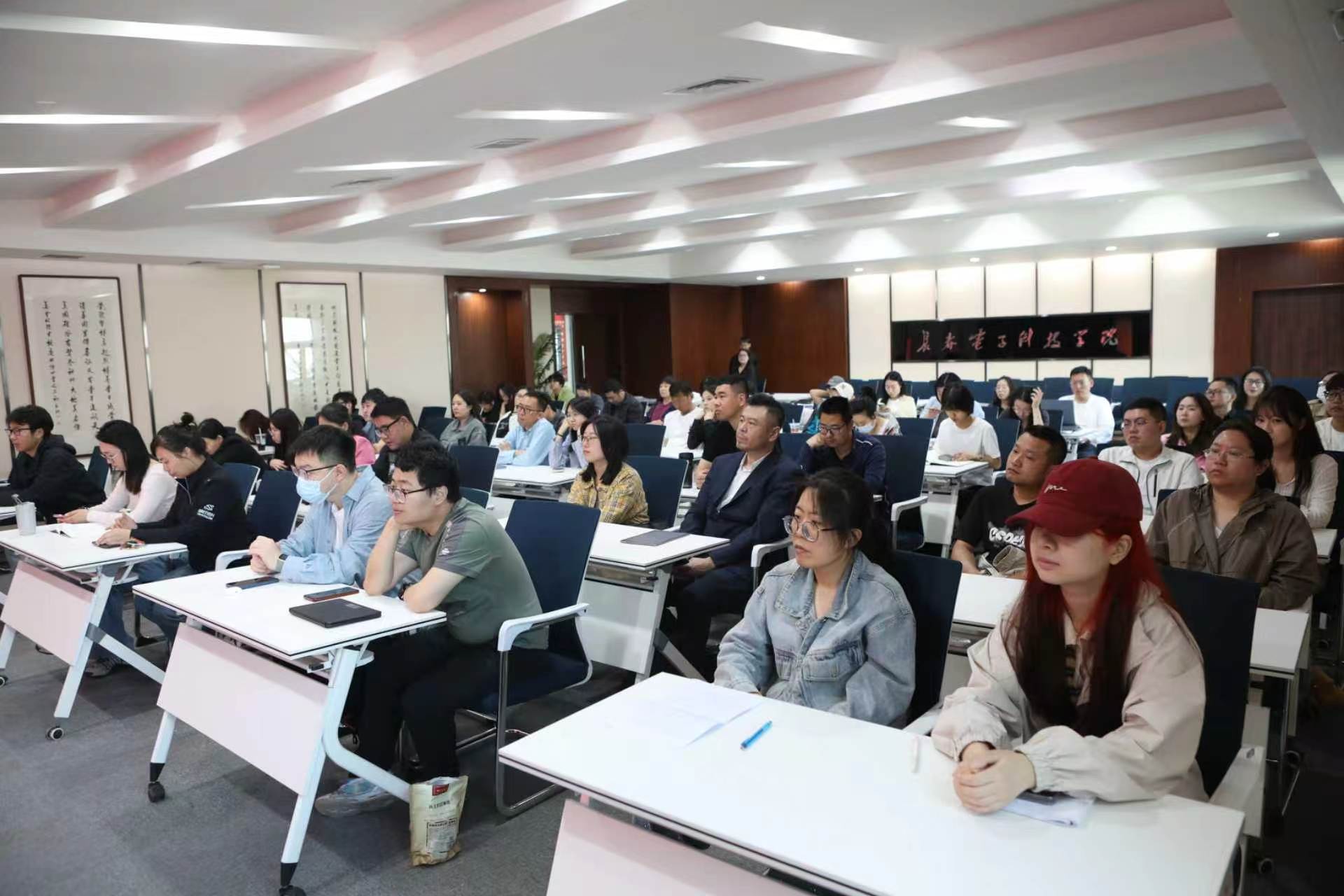 云端聆听榜样声 深学笃行教育家精神——我校组织收看“教育家精神万里行”巡回宣讲活动 云端聆听榜样声 深学笃行教育家精神——我校组织收看“教育家精神万里行”巡回宣讲活动