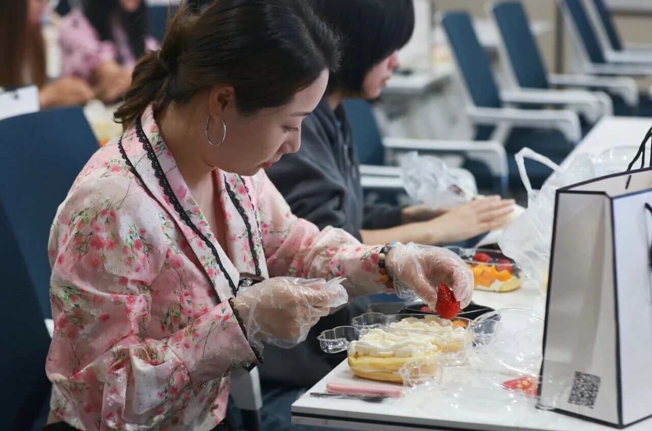 粽香迎端午 烘焙聚温情——我校开展教职工端午蛋糕DIY活动