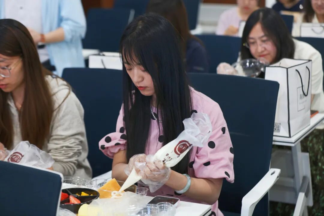 粽香迎端午 烘焙聚温情——我校开展教职工端午蛋糕DIY活动