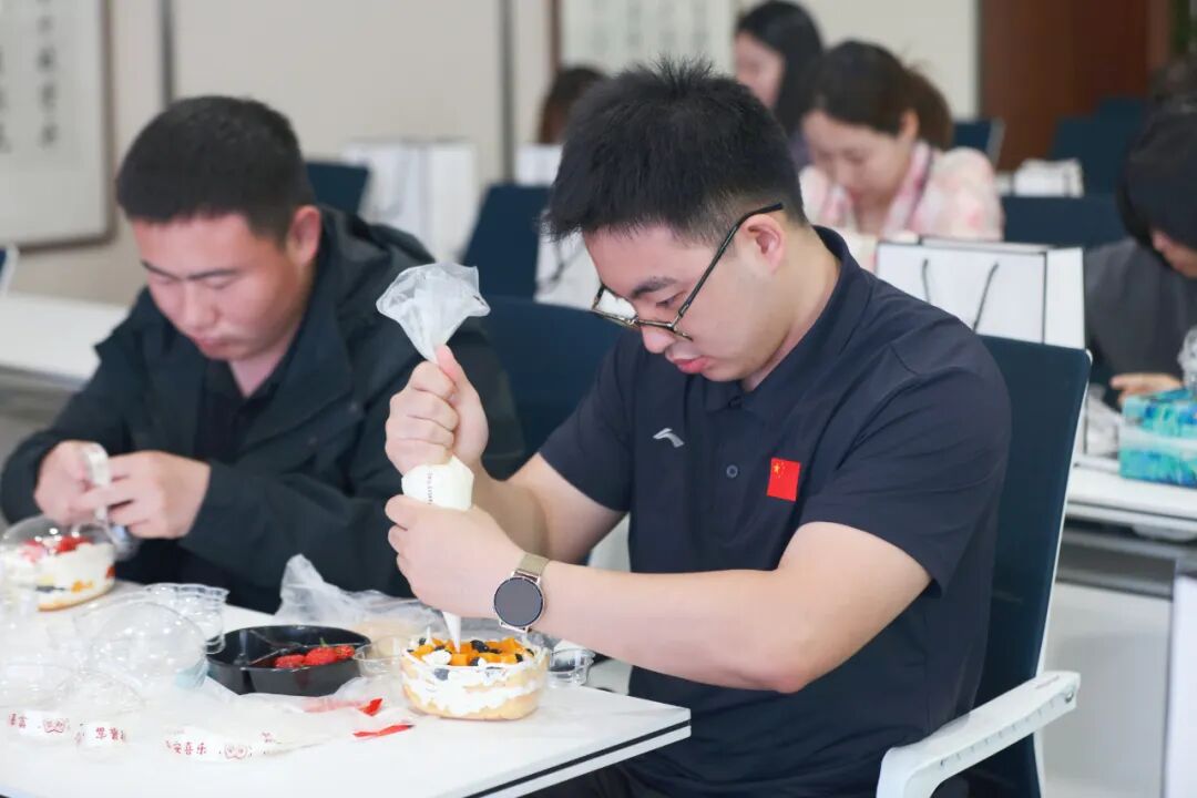 粽香迎端午 烘焙聚温情——我校开展教职工端午蛋糕DIY活动