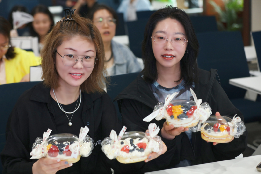 粽香迎端午 烘焙聚温情——我校开展教职工端午蛋糕DIY活动